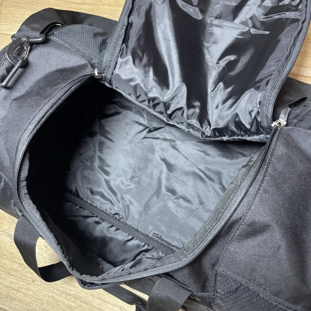 Oakley Black Duffle Bag Vintage Gym Bag in Excellent Condition Model 92345